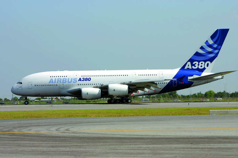 RPT-Airbus, Boeing wide-body jet battle triggers warnings of oversupply