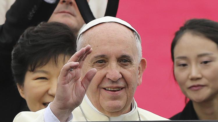 Pope makes tough sell on materialism in SKorea