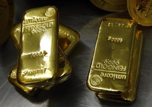 Gold on track for second weekly gain on safe-haven demand