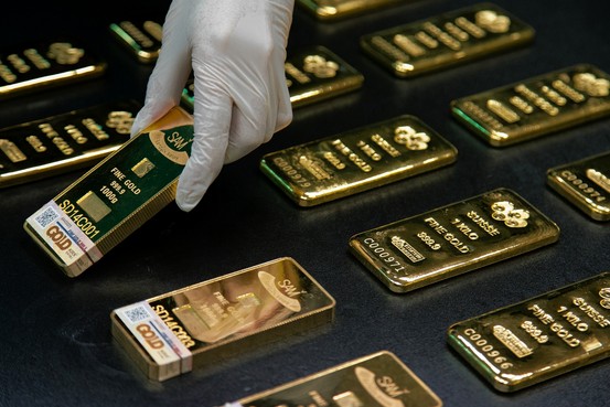 Gold Hurt by Stronger US Economic Data