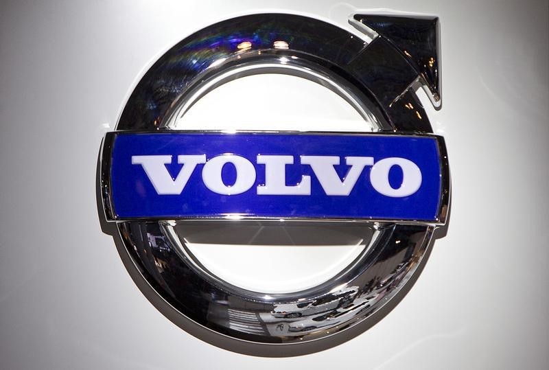 With cigars and crystal, Volvo makes eyes at Chinese rich