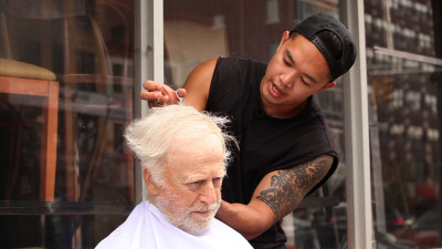 High-End Stylist Gives Free Haircuts To Homeless New Yorkers