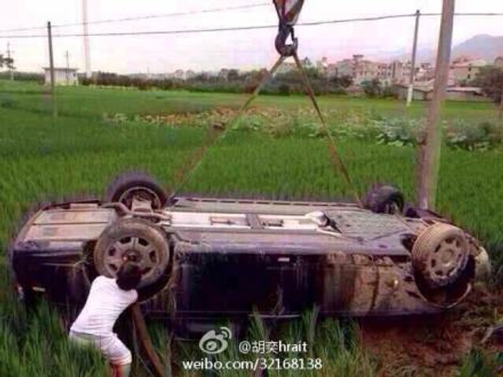 Rolls-Royce Phantom… Rolls Over onto a Field in China