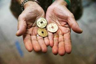 Gold remains weak in listless trade amid poor global cues