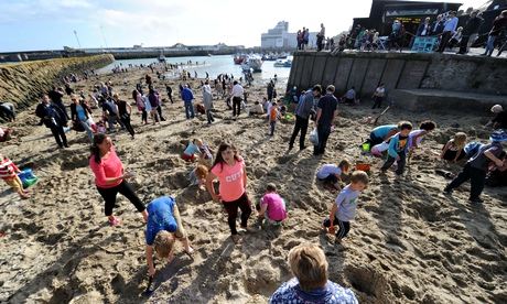 Gold bullion buried on Folkestone beach – hidden bounty draws crowds