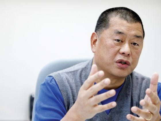 Anti-corruption police raid home of HK media mogul