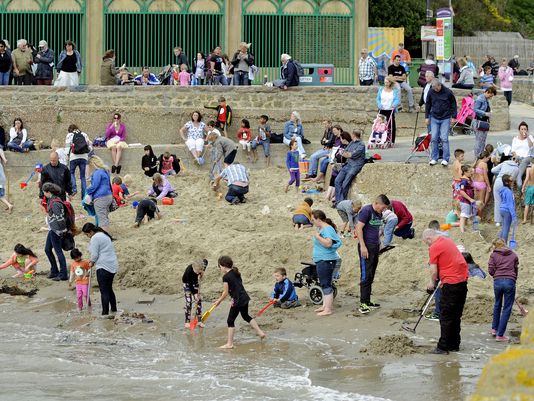 Artist hides $16K in gold bars on beach