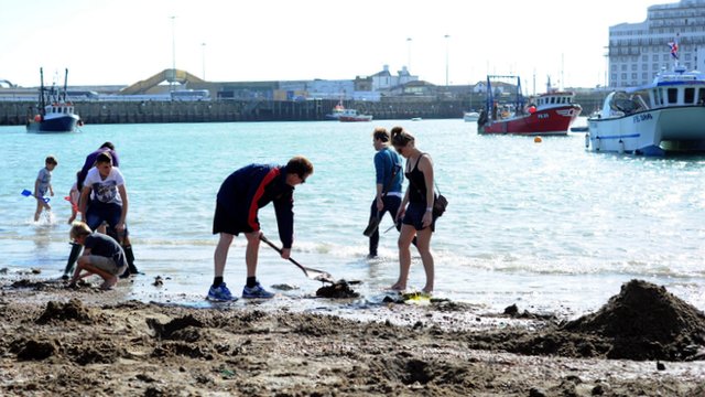 £10000 gold bars buried on Folkestone beach