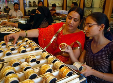 Gold price extends losses for 3rd day, ends the week at Rs 27370 per 10 gram