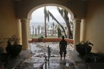 Mexico airlifts tourists after Hurricane Odile
