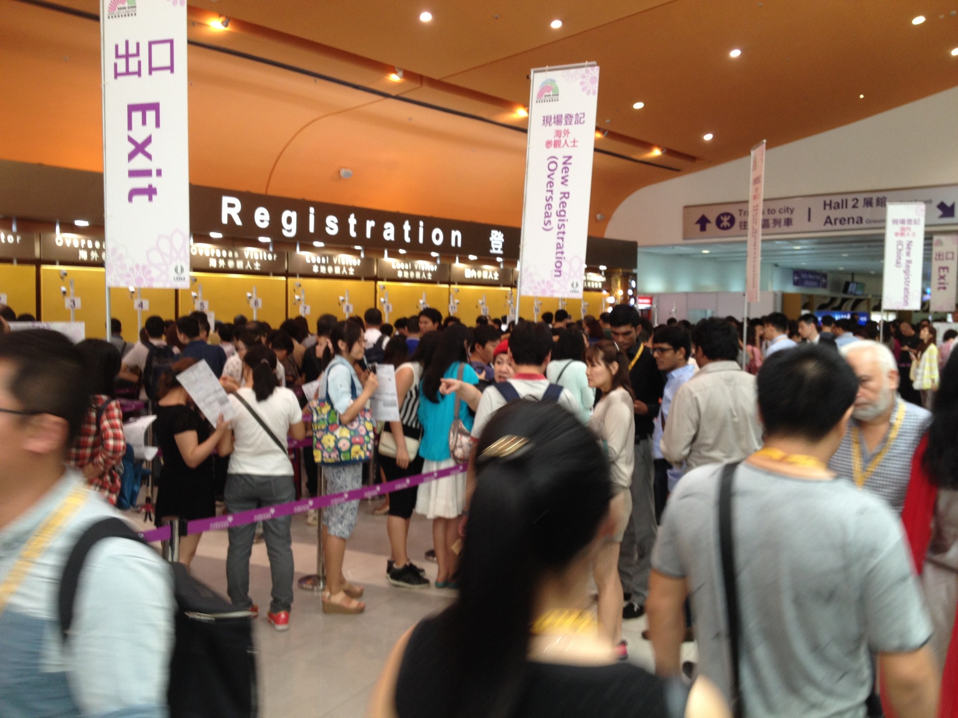 Typhoon Doesn't Stop the Crowds From Attending The Hong Kong Jewelry Fair