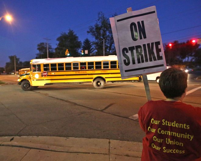 Reynoldsburg teachers man picket lines as students describe chaos