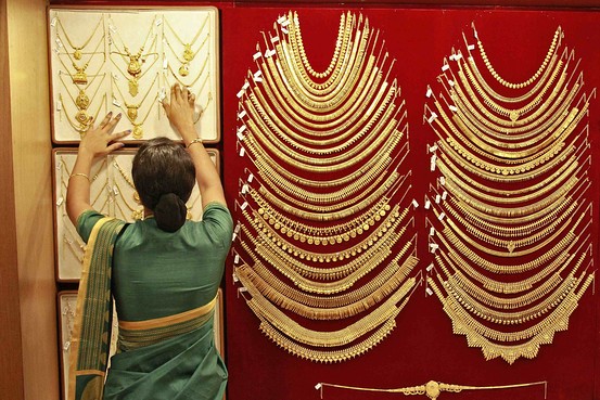 Gold, Silver Hit Lows in Asia as Dollar Strengthens