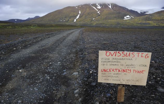 Quakes strike after Iceland volcano erupts, red alert for aviation sector