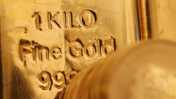 Gold Declines Toward January Low as Data Spurs Dollar's Advance