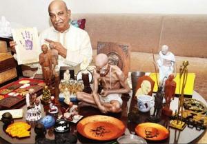 Mumbaikar looks for Mahatma wherever he goes