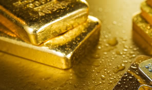 Gold Slips on Expectations of ECB Stimulus