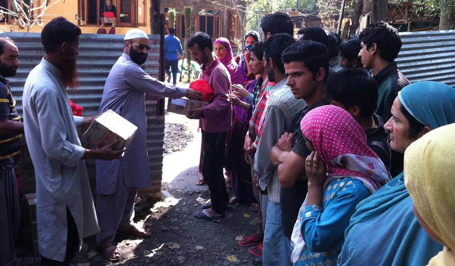 Zafar Butt distributes Eid gifts among flood victims