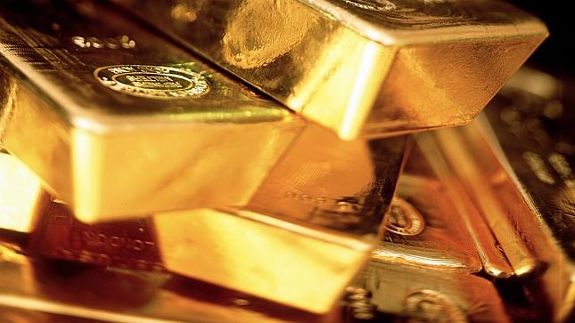 Gold Rises for 2nd Day From January Low on Dollar to Stocks Drop