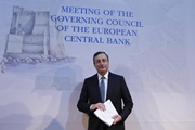Draghi does nothing to discourage euro weakness