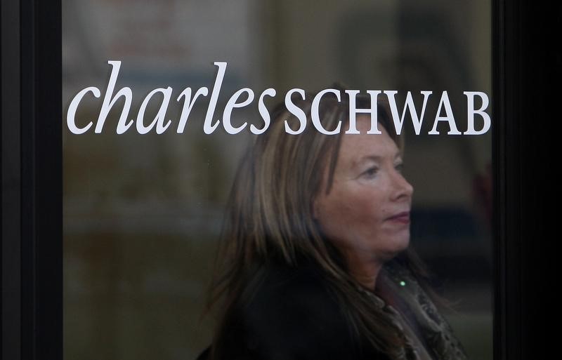 Exclusive: Schwab ready to unveil free 'robo-broker' service