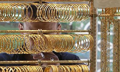 Gold price tumbles by Rs 440 to Rs 27030 on fall in demand