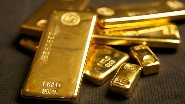 Gold tumbles as US economy shows more signs of strength