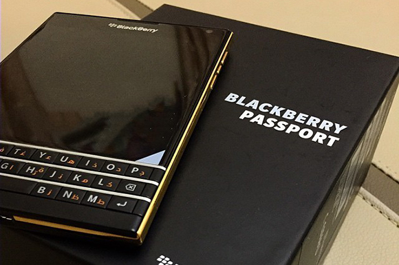 Gold BlackBerry Passport appears in live photos