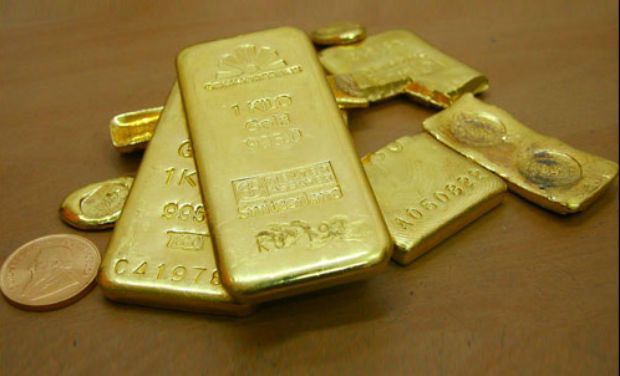 Gold extends gains, climbs above Rs 27000 level