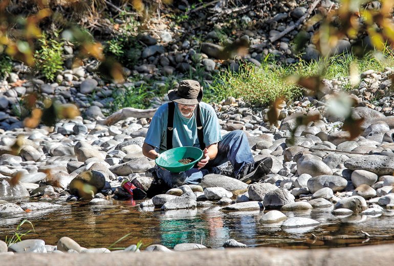 Gold prospectors club hunts for flash in the pan