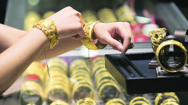 Gold regains sparkle in build-up to Diwali