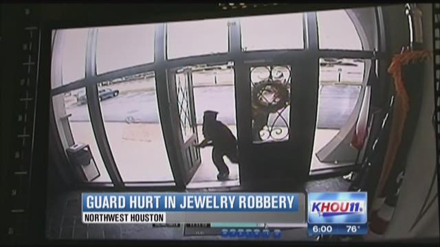 Six robbers on the loose after jewelry store robbery