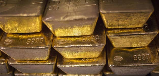 Gold Holds Near Four-week High as Stocks, Dollar Drop