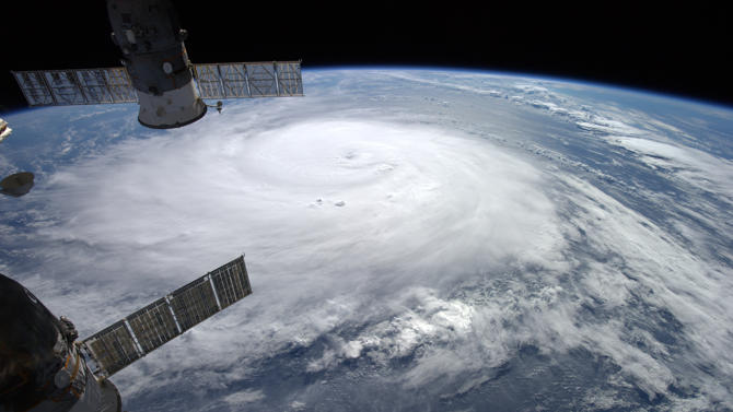 Hurricane Gonzalo plunges Bermuda into darkness