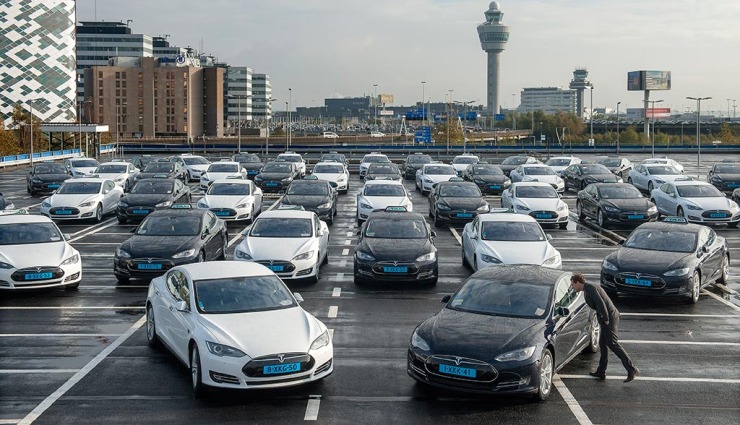 Dutch Tesla Model S army reports for taxi duty