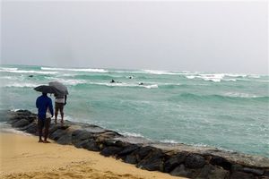 Hawaii residents relax as hurricane threat eases