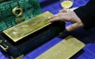 PRECIOUS-Gold edges up towards one-month high as economic fears remain