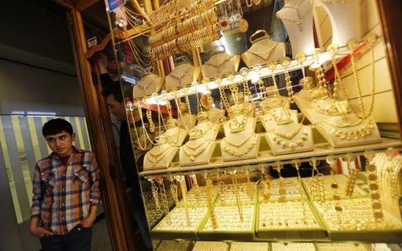 Gold set for weekly loss on dollar, strong data