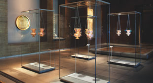 Collectibles in Style by using Innumerable Styles of Museum Display Showcase